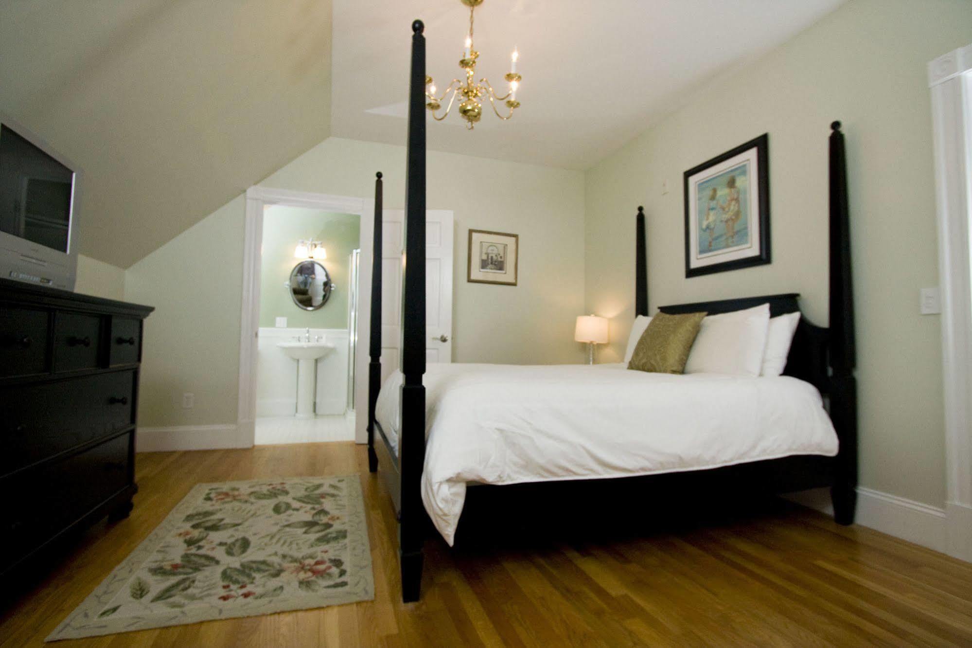 Paws On Pelham (Adults Only) Bed & Breakfast Newport Exterior photo